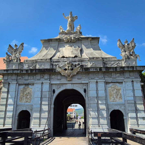 Portile cetății Alba Carolina vor fi restaurate, anunță Primăria Alba Iulia. Potrivit sursei alba24.ro, autoritățile au demarat procedura de achiziție pentru serviciile de asistență tehnică și dirigentie de șantier, necesare pentru lucrările de consolidare, conservare și restaurare a componentelor artistice din piatră ale porților.