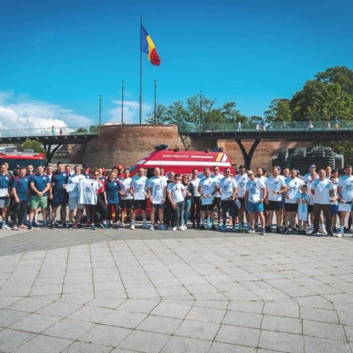 Ziua Internațională a Copilului, marcată în Alba cu acțiuni caritabile, a adus împreună pompieri, polițiști și jandarmi, care au purtat uniforme de generozitate pentru o cauză specială. Potrivit alba24.ro, evenimentul a avut loc duminică, 1 iunie, în șanțurile Cetății din Alba Iulia.