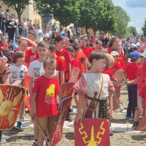 Ziua copilului la Alba Iulia, un eveniment plin de culoare și voie bună, a fost marcată cu diverse activități. Potrivit alba24.ro, unul dintre cele mai apreciate momente din program a fost defilarea micilor "soldați români". Aceasta a fost realizată de Mini-Legiunea a XIII-a Gemina Minor, condusă de centurionul Caius Cassius Proculeianus, în fața publicului din Cetate. Copiii au parcurs traseul de la Muzeul Principia până la Poarta a IV-a, demonstrând entuziasm și spirit de echipă.