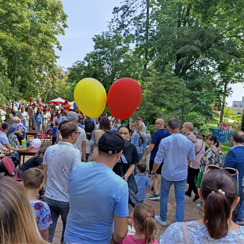 Botoșaniul a devenit, duminică, un tărâm al copilăriei, în cadrul evenimentelor dedicate Zilei Internaționale a Copilului. Primăria municipiului a organizat o serie de activități speciale în întreaga piață, care vor continua până pe 29 iunie, notează botoșaninews.ro. Potrivit sursei, cel mai atractiv moment a fost Carnavalul personajelor de poveste, o parade plină de culoare și veselie, unde sute de copii au adus la viață eroii preferați.