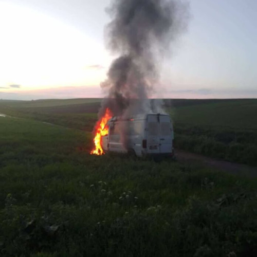 Un tânăr a incendiat un microbuz abandonat pentru distracție, cauzând aprinderea completă a vehiculului. Incidentul s-a petrecut pe raza comunei Calafindești, în apropierea satului Călugăreni.