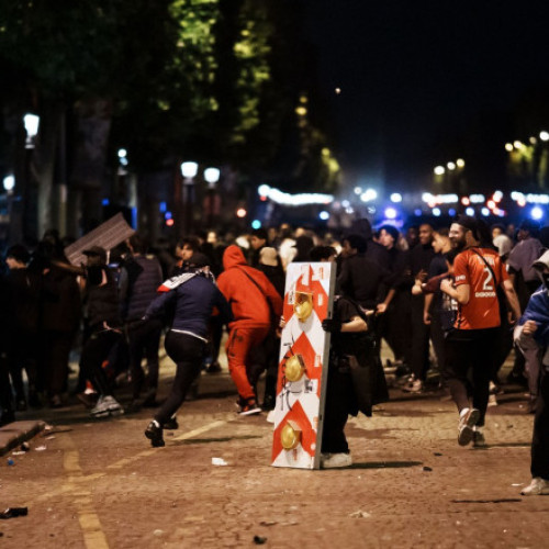 Peste 500 de persoane au fost arestate în timpul festivităților de la Paris după finala Ligii Campionilor dintre PSG și Inter Milano, conform sursei digi24.ro. Potrivit Ministerului de Interne al Franței, două persoane au fost declarate decedate și 192 au fost rănite în urma incidentelor.