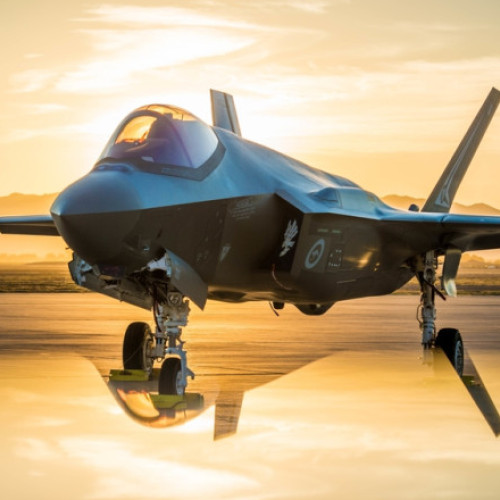 Britania intenționează să-și extindă capacitatea nucleară, anunță Digi24. Potrivit cotidianului The Times, guvernul de la Londra are în plan achiziționarea de avioane de luptă capabile să transporte bombe nucleare tactice, într-un efort de a întări deterrentul în fața amenințărilor crescânde, în special din partea Rusiei.