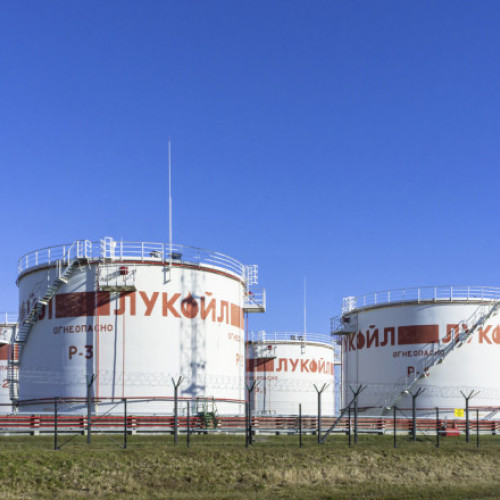 Rusia a pierdut aproximativ 450 de miliarde de dolari în venituri din sectorul energetic, din cauza sancțiunilor internaționale, potrivit declarațiilor locotenent-colonelului Joby Rimmer, consilier militar superior la Misiunea Permanentă a Regatului Unit la OSCE. Acesta notează că sancțiunile au avut un impact profund asupra economiei Rusiei, iar populația se confruntă cu o instabilitate financiară crescută, ratele dobânzilor ajungând până la 21%.