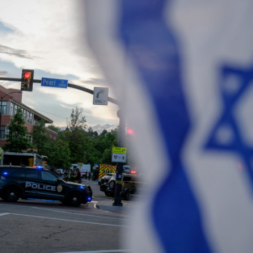 Un atac antisemit în Boulder, Colorado, a fost investigat de FBI, potrivit Digi24. Incidentul s-a produs în timpul unei adunări săptămânale a membrilor comunității evreiești, numită Boulder Run for Their Lives, care avea ca scop sprijinirea ostaticilor luați în timpul atacurilor din Israel din 7 octombrie 2023. La eveniment, suspectul Mohamed Sabry Soliman a folosit un aruncător de flacări improvizat și a aruncat un dispozitiv incendiar în mulțime, strigând „Palestina liberă!”, notează CNN și relatează și News.ro.