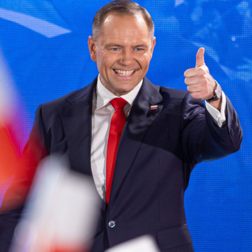 Karol Nawrocki, câștigătorul celui de-al doilea tur al alegerilor prezidențiale din Polonia din duminica trecută, a obținut aproape 51% din voturi, potrivit AFP. În vârstă de 42 de ani, Nawrocki este un istoric cu orientare naționalistă și specializat în cercetarea lumii criminale. El a beneficiat de sprijinul principalului partid de opoziție, Lege și Justiție (PiS), precum și al actualului președinte conservator Andrzej Duda, notează News.ro.