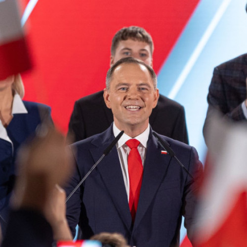 Karol Nawrocki, noul președinte al Poloniei, a câștigat alegerile prezidențiale din țară, conform rezultatelor oficiale publicate de Comisia Electorală Națională, notează digi24.ro. În turul doi desfășurat duminică, Nawrocki a obținut 50,89% din voturi, învingându-l pe primarul liberal al Varșoviei, Rafal Trzaskowski, care a avut 49,11%. Acest rezultat reflectă polarizarea din societatea poloneză, marcate de diferențe politice intense.