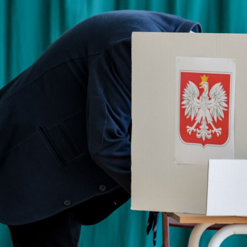 Karol Nawocki a câștigat al doilea tur al alegerilor prezidențiale din Polonia, cu 50,89% din voturi, potrivit Comisiei Electorale, notează digi24.ro. Participarea la urne a fost de 71,31%, un record pentru turul al doilea, ceea ce marchează o creștere față de procentul de 67,31% al scrutinului anterior, conform autorităților electorale.