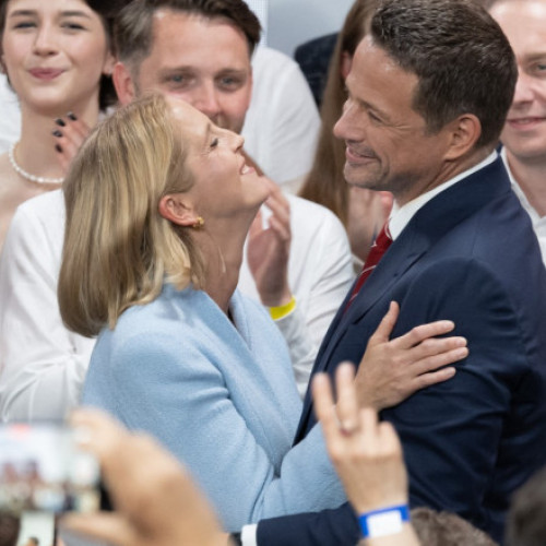 Karol Nawrocki a câștigat alegerile prezidențiale din Polonia, potrivit rezultatelor finale, cu 50,89% din voturi, notează digi24.ro. Contracandidatul său, Rafal Trzaskowski, s-a situat pe locul al doilea, la o diferență de 369.451 de voturi, conform Comisiei Electorale Naționale a Poloniei.