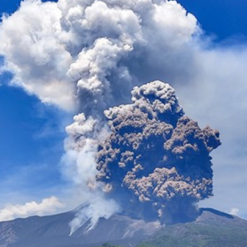 Vulcanul Etna a erupt din nou în Sicilia, informează Digi24.ro, fiind cel mai mare vulcan activ din Europa. Acest eveniment spectaculos a început de la primele ore ale zilei de luni, fiind caracterizat prin aruncarea de lavă incandescentă și cenușă. Potrivit Institutului italian de geofizică și vulcanologie (INGV), s-a observat un flux piroclastic, adică o avalanșă de cenușă, gaze și roci, declanșată de o prăbușire în partea nordică a craterului sud-estic.