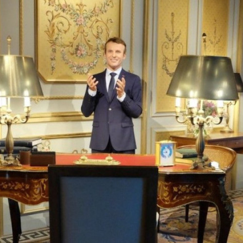 Statuia de ceară a lui Emmanuel Macron furată de activiști Greenpeace în Paris