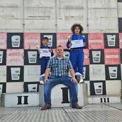 Prima etapă a campionatului național de karting școlar "Micul pilot 2025" s-a desfășurat pe 31 mai și 1 iunie în circuitul Speed Park din Bacău, conform site-ului alba24.ro. În cadrul competiției, echipa Palatului Copiilor din Alba Iulia a obținut două mențiuni importante, prin cei doi piloți care au participat pentru prima dată la acest eveniment.