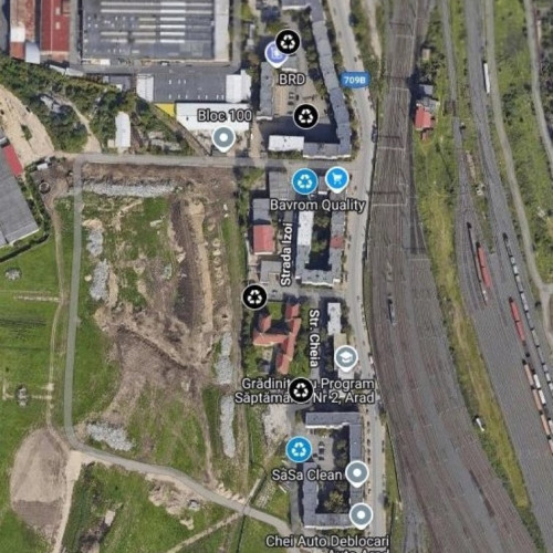 Primăria Arad a anunțat că de marți, 3 iunie, vor fi pus în funcțiune primele șase insule ecologice digitalizate în zona Cartierul 6 Vanători. Acestea, potrivit sursei aradonline.ro, permit cetățenilor să depoziteze deșeuri menajere în cinci module închise și securizate, pentru fiecare tip de deșeu: biodegradabil, rezidual, plastic și metal, hârtie și carton, sticlă. Accesul se va face cu cardul sau telefonul mobil, iar cartelele de acces au fost deja distribuite locatarilor din cadrul asociațiilor de proprietari din zona respectivă. Operatorul de salubrizare va se va ocupa de colectarea deșeurilor conform graficelor stabilite.