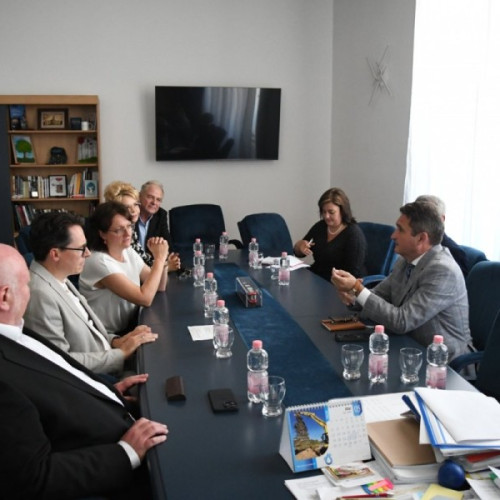 Primarul municipiului Arad, Calin Bibart, a primit luni, 2 iunie 2025, o delegație din orașul Deggendorf, Germania, condusă de primarul Dr. Christian Moser, potrivit aradonline.ro. Discuțiile s-au concentrat pe consolidarea relațiilor de colaborare existente între cele două administrații, în special în domeniul educației.