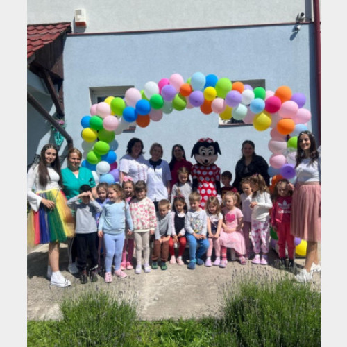 Ziua internațională a copilului a fost sărbătorită și în acest an în orașul Stei, conform informațiilor publicate pe crisana.ro. Primăria și Consiliul Local au organizat o serie de evenimente pentru cei mici, în parteneriat cu școlile și grădinițele din oraș.