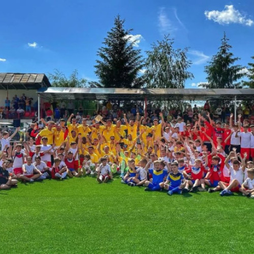 CS &quot;Bihorul&quot; Beiuș, campioana Ligii a patra la fotbal, a sărbătorit cu mândrie victoria la sfârșitul săptămânii trecute, după ce a rămas matematic câștigătoare cu o etapă înainte de final, având un avans de patru puncte față de ocupanta locului doi, Club Atletic Oradea. Potrivit crisana.ro, această realizare îi apropie pe beiușeni de revenirea în al treilea eșalon al fotbalului românesc. Dupa această performanță, membrii clubului au fost în centrul atenției și s-au felicitat pentru această realizare, pe fondul unui sezon în care devin tot mai aproape de obiectivul de promovare.