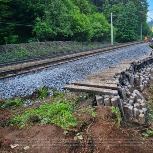 Circulație feroviară reluată pe linia Predeal-Brașov după remedierea surpării de teren