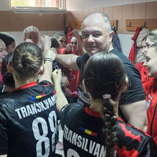 Alin Bondar, antrenor de handbal juvenil la ACS Transilvania Brașov, a semnat prelungirea contractului cu clubul după un sezon de succes. Potrivit newsbv.ro, tehnicianul a condus echipele de junioare 1 și junioare 2 în top 8 național și a reușit să obțină rezultate remarcabile în sezonul 2024-2025.