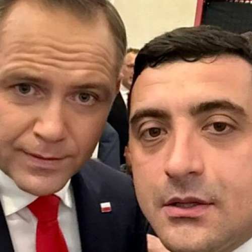 George Simion, prezent în Polonia, a sărbătorit victoria candidatului naționaliștilor la alegerile prezidențiale, Karol Nawrocki, potrivit gandul.ro. Simion, liderul Partidului Alianța pentru Unirea Românilor (AUR), a fost însoțit de Piotr Uscinski, membru al Parlamentului Poloniei, și a făcut un mesaj de susținere pentru câștigător. Uscinski l-a prezentat pe Simion și a spus: „Salut, lângă mine este George Simion din România”.