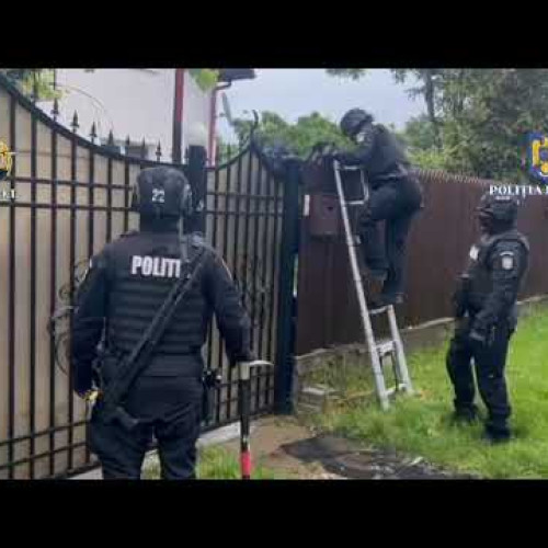 Percheziții la persoane bănuite de deținere ilegală de arme și muniție în Brașov