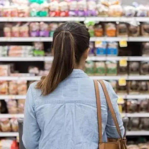 Mai multe loturi de amestec de semințe pentru salate, comercializate de magazinele Penny, au fost retrase de pe piață, anunță autoritățile din România. S.C Yummy Snacks S.R.L. a decis să retragă șase loturi din produsul intitulat „PENNY AMESTEC DE SEMINTE PENTRU SALATE 200G” după ce a fost detectată contaminarea cu Salmonella. Potrivit ANSVSA, salmonella spp. a fost identificată atât în materia primă, susanul, cât și în produsul finit.