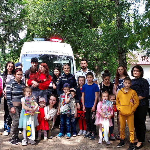 Politistii din Botosani au adus bucurie copiilor de 1 Iunie