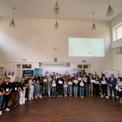 Etapa națională a concursului de educație juridică „Be Legal! Be Cool!” s-a desfășurat recent la Botoșani, între 30 mai și 1 iunie 2025. Potrivit botoaninews.ro, evenimentul, aflat la a treia ediție, s-a adresat elevilor de gimnaziu și liceu și a fost organizat de Inspectoratul Școlar Județean Botoșani în colaborare cu Asociația VeDem Just. Concursul face parte din lista proiectelor naționale și internaționale de educație extrascolară din România pentru anul școlar 2024-2025, fiind finanțat de Ministerul Educației și Cercetării.