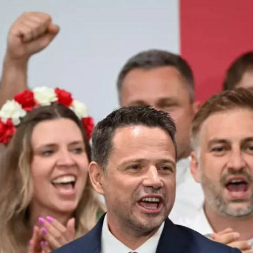 Karol Nawrocki, câștigătorul alegerilor prezidențiale din Polonia, susținut de Donald Trump, a obținut aproape 51% din voturi, învingându-l pe pro-europeanul Rafal Trzaskowski, care a avut circa 49%, potrivit Comisiei Electorale Naționale. Rezultatele finale au arătat că diferența dintre cei doi a fost sub două procente, fiind cea mai strânsă cursă electorală din Polonia după 1990. Potrivit monitorulbt.ro, participarea la vot a fost de peste 70%.