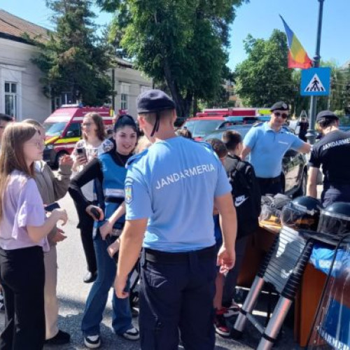 Ziua internațională a copilului a fost sărbătorită la Dorohoi printr-un eveniment special, descris de monitorulbt.ro ca fiind un adevărat poligon al curajului în fața primăriei din oraș. Zeci de copii au avut ocazia să petreacă câteva ore în compania pompierilor și jandarmilor, explorând autospeciale și participând la activități interactive.