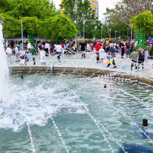 Ziua Internațională a Copilului, sărbătorită în Sectorul 5, a fost marcată printr-un eveniment special care a adus împreună micuții din comunitate. Potrivit site-ului newsbucuresti.ro, evenimentul a avut loc în Parcul Sebastian și a fost organizat de Complexul Multifuncțional "Sf. Andrei". Cu acces gratuit pentru toți copiii, activitățile au inclus jocuri, concursuri artistice și activități educative menite să le aducă bucurie.