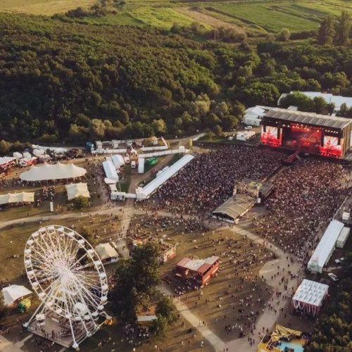 Electric Castle oferă un abonament pe viață copiilor născuți la 9 luni după oricare dintre edițiile sale, potrivit site-ului festivalului. Organizatorii, citează emoționează și cele mai mici generații ale comunității, explicând că această inițiativă simbolică evidențiază legătura profundă dintre festival și tinerii care vor continua tradiția.