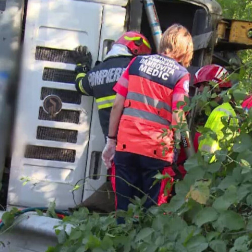 Un bărbat rănit grav după ce cabina unui autocamion a căzut peste el la Dej