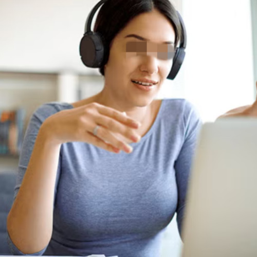 Tânăra IT-istă din România reclamă munca în weekend fără plată, stârnind dezbateri în comunitate