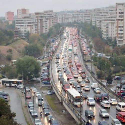 Traficul de la ora prânzului devine o problemă majoră în Cluj, conform unor opinii exprimate pe rețelele sociale. Potrivit stiridecluj.ro, o postare recentă cu întrebarea „Unde se freacă toti cu masina la 1 după-masa?” a stârnit numeroase reacții și dezbateri despre aglomerația din oraș, mai ales la orele în care, teoretic, traficul ar trebui să fie mai relaxat.