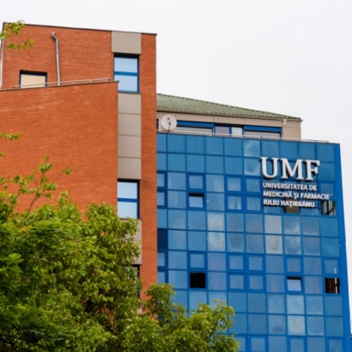 Universitatea de Medicină și Farmacie "Iuliu Hațieganu" din Cluj-Napoca anunță o noutate importantă pentru admiterea din anul universitar 2025-2026. Potrivit stiridecluj.ro, pentru prima dată, în oferta educațională a universității va fi disponibilă o secție de Medicină Militară cu 10 locuri speciale. Acest lucru reprezintă o extindere semnificativă a programelor universitare, menită să sprijine sistemul medical militar din România, în contextul în care nevoia de personal medical pregătit pentru intervenții în situații de criză devine tot mai mare.