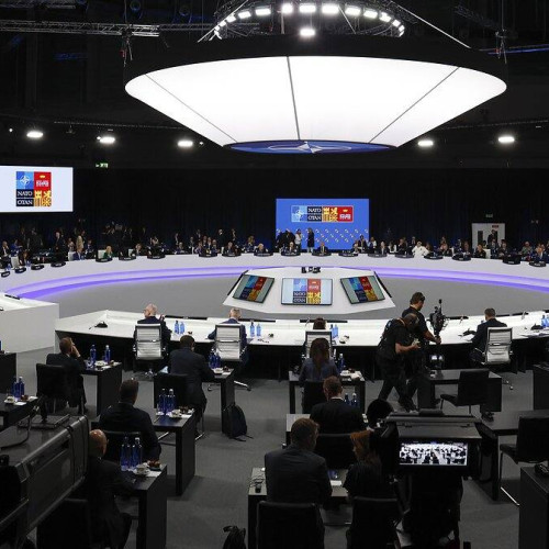 Nicusor Dan participă la summitul București 9 și Tarile Nordice, care va avea loc la Vilnius, conform informatiilor citate de damboviteanul.com. La acest eveniment, președintele va reafirma angajamentul României față de întărirea NATO pe toate planurile și va sublinia rolul important al Alianței în menținerea securității euroatlantice.