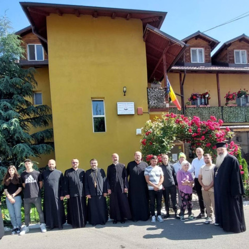 Preoți și tineri din cadrul parohiilor din Târgoviște au donat bunuri unui centru de bătrâni