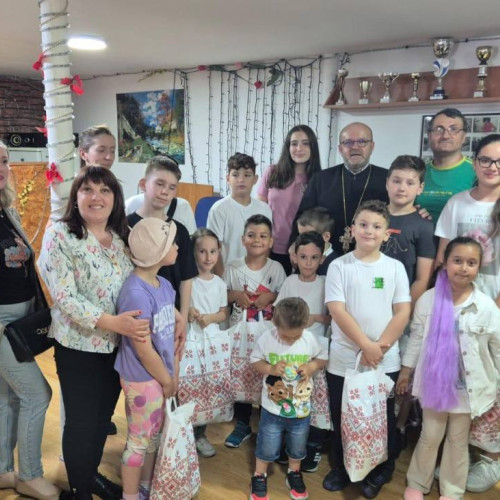 Arhiepiscopia Târgoviștei a oferit daruri pentru 21 de copii din cadrul Asociației Surzilor