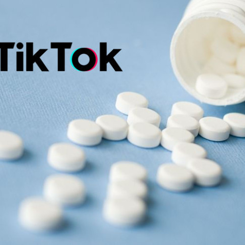 Mai mult de jumătate dintre videoclipurile populare despre sănătatea mintală pe TikTok conțin informații eronate, potrivit unei investigații a ziarului The Guardian, citează news.ro. Cercetările au arătat că oamenii se bazează tot mai mult pe social media pentru sfaturi legate de sănătate mintală, însă mulți influenceri distribuie mesaje greșite, folosind limbaj terapeutic în mod necorespunzător, promovând soluții rapide și afirmând false despre tratamente.