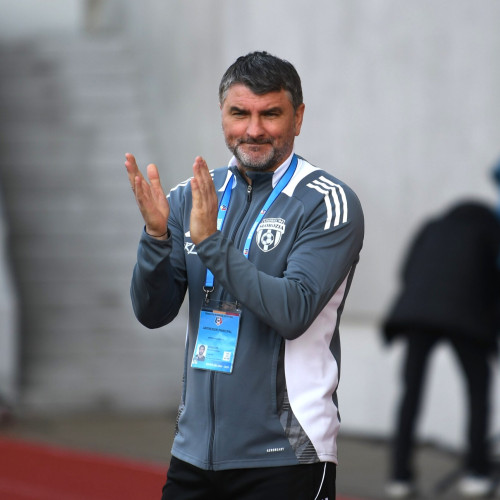 Unirea Slobozia, într-o confruntare decisivă pentru supraviețuire în SuperLigă, va întâlni FC Voluntari luni, de la ora 20:00, pe stadionul din Clinceni. Potrivit lui Adrian Mihalcea, acest meci reprezintă o finală pentru echipa sa, după ce în tur au pierdut în mod nemeritat, scor 1-2, fiind acum în postura de a salva sezonul. „Pentru noi, acesta este meciul sezonului, am ajuns la o finală”, afirmă antrenorul, menționând că echipa sa este conștientă de provocare și de faptul că Voluntari pleacă din postura de favorită, având în vedere scorul din meciul tur.