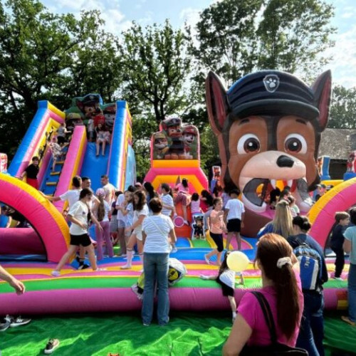 Zi plină de bucurie și energie în Vrancea de Ziua Copilului, evenimentii fiind descriși ca o adevărată poveste de entuziasm, citează jurnaldevrancea.ro. Evenimentele au avut loc în Crangul Petresti și la bazinul de înot al Consiliului Județean, atrăgând peste 10.000 de participanți, copii, părinți și bunici, toți uniți în jurul bucuriei de a fi copii.