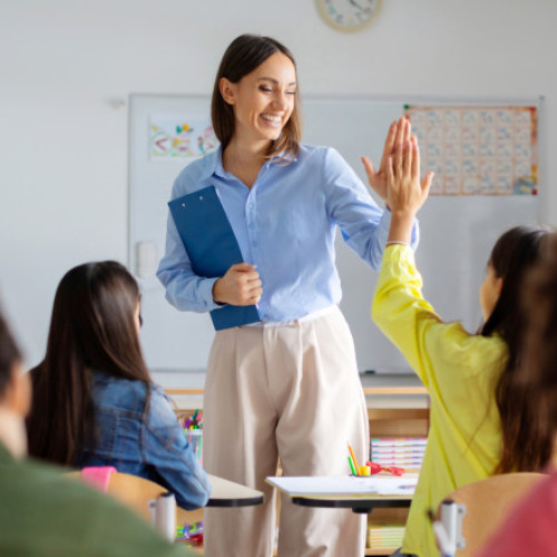 Ziua învățătorului, din 2024, devine zi liberă în România