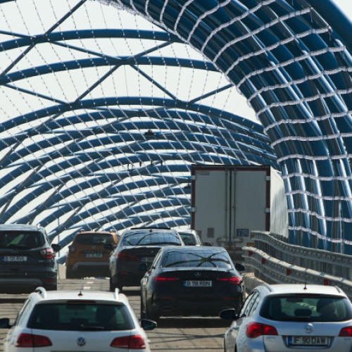 Scădere semnificativă a înmatriculărilor de mașini noi în România în luna mai 2025, potrivit statisticilor ACAROM și DGPCI, citează digi24.ro. În acea perioadă, volumul autoturismelor noi înmatriculate a fost de doar 10.521 de unități, cu o scădere de 32,74% față de mai 2024. În același timp, cifrele pentru primele cinci luni ale anului indică o reducere de 12,1% în comparație cu perioada similară din anul precedent, totalizând 53.745 mașini înmatriculate.