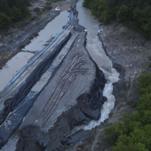 Autoritățile au construit o linie de apărare la Salina Praid pentru a proteja gospodăriile din zona afectată de viituri. Potrivit digi24.ro, aceștia au realizat o linie de apărare de aproximativ 750 de metri, formată din panouri metalice și saci cu nisip, pentru a preveni inundarea caselor în caz de revărsare a paraului Corund. Intervenția survine după prăbușirea planșeului uneia dintre minele vechi ale salinei, ceea ce a dus la crearea unui risc de inundație.