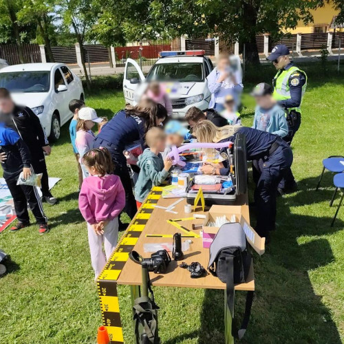 Ziua copilului sărbătorită în avans la școala Doljesti, inițiativă a poliției nemțene