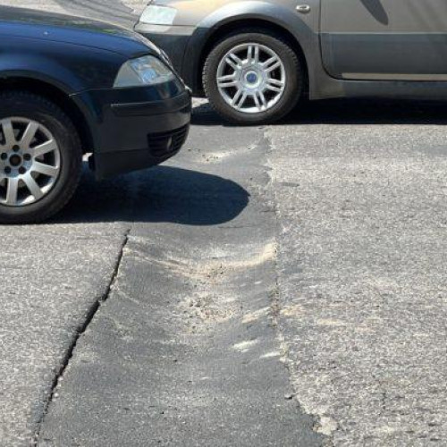 Drumul de pe strada Uzinei din Botoșani, un fel de coșmar pentru șoferi, a devenit în ultimele zile un adevărat pericol pentru trafic, după ce ploile abundente au cauzat surparea asfaltului recent turnat. Potrivit monitorulbt.ro, această situație rezultă în urma unor lucrări de înființare a unui cablu electric, care au fost acoperite ulterior cu asfalt. Din cauza ploii și a umezelii, terenul s-a umflat, iar asfaltul s-a scufundat cu câțiva centimetri pe toată lățimea drumului, formând un șanț periculos.