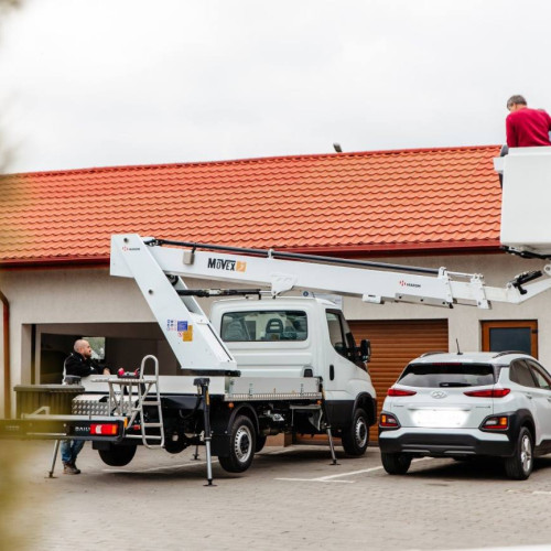 Titu: Primăria a cumpărat o nacelă pentru lucrări edilitare mai eficiente