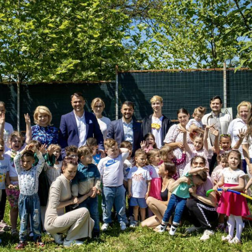 Primarul comunei Aninoasa, Vladut Niculae, a vizitat astăzi unitățile de învățământ din localitatea sa, o acțiune menționată de sursa damboviteanul.com. Potrivit edilului, începutul verii aduce mereu în prim-plan copiii, iar atmosfera plină de bucurie și emoție a fost resimțită în aceste vizite.