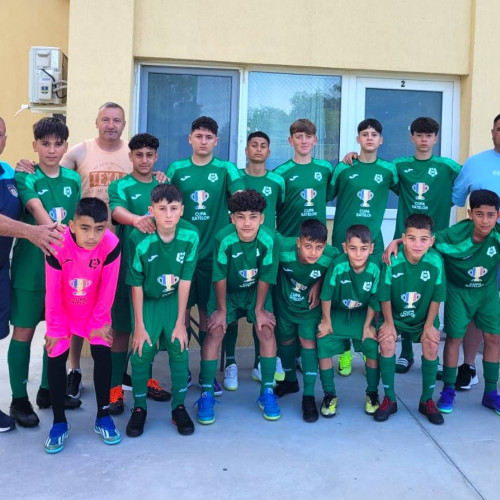 Echipamentul Școlii Gimnaziale Ciocanesti, din Dâmbovița, s-a remarcat în cadrul turneului final al Cupei Satelor U13, care se desfășoară în aceste zile pe terenurile Complexului Marea Neagră din Eforie Nord. Potrivit site-ului damboviteanul.com, formația locală s-a calificat în semifinalele competiției după o serie de meciuri captivante.