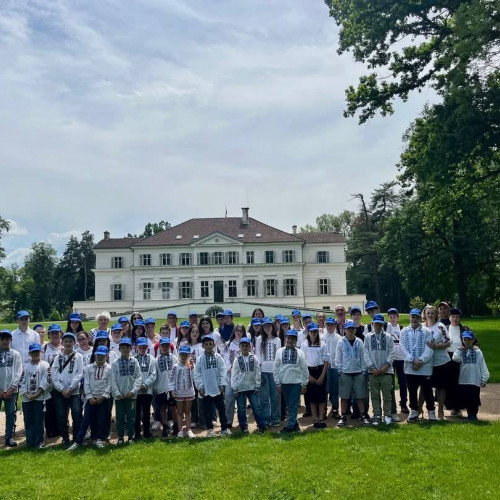 Domeniul Regal Săvârșin va fi deschis publicului în luna iunie 2025, conform informațiilor citate de site-ul damboviteanul.com. Vizitatorii vor putea explora Satul Regal, Casa Ceaiului, Muzeul Automobilului, Atelierul Auto al Regelui Mihai și Magazinul de Suveniruri în fiecare weekend, sâmbătă și duminică, între orele 10.00 și 18.00.